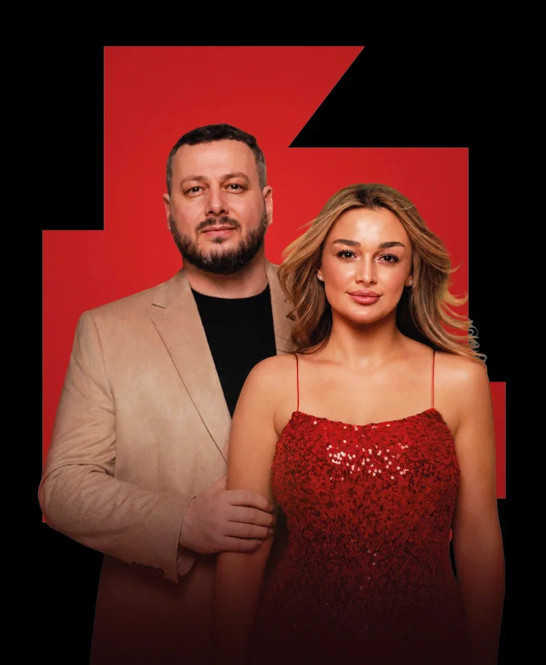 Артисты вокального дуэта «Пара» позируют для афиши концерта. Мужчина и женщина стоят рядом, передавая романтическую атмосферу музыкального выступления.